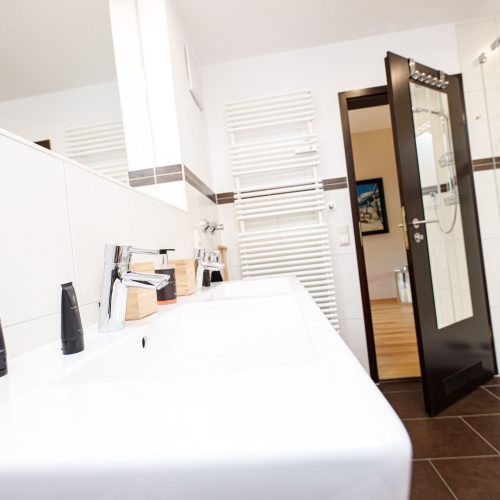 Badezimmer mit Dusche in Ferienwohnung in Garmisch-Partenkirchen