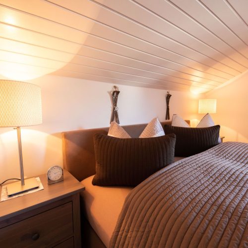 Doppelbett mit Nachtschank in Ferienwohnung in Garmisch-Partenkirchen