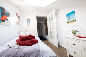 Einzelzimmer mit Bildern in Ferienwohnung in Garmisch-Partenkirchen