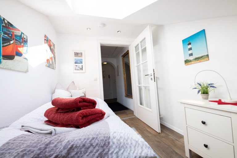 Einzelzimmer mit Bildern in Ferienwohnung in Garmisch-Partenkirchen