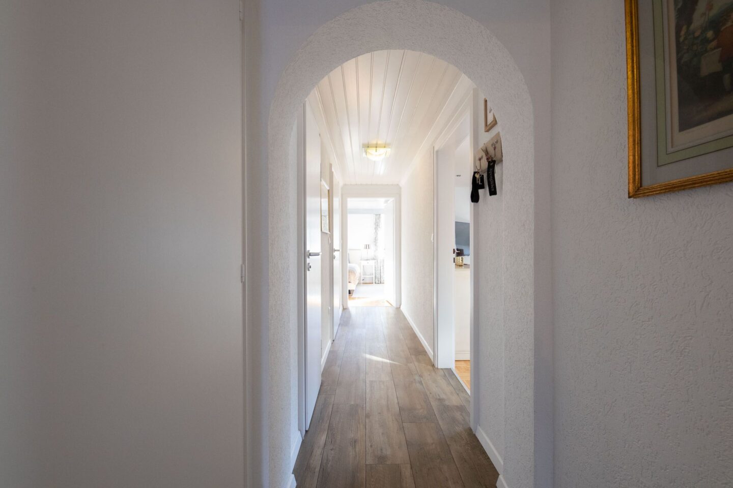 Flur mit gebogenem Durchgang in Ferienwohnung in Garmisch-Partenkirchen