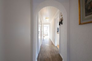 Flur mit gebogenem Durchgang in Ferienwohnung in Garmisch-Partenkirchen