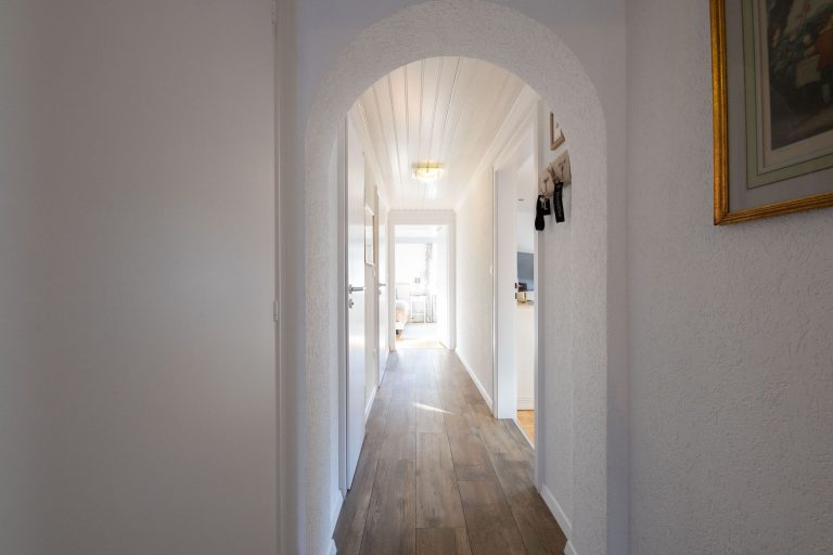 Flur mit gebogenem Durchgang in Ferienwohnung in Garmisch-Partenkirchen