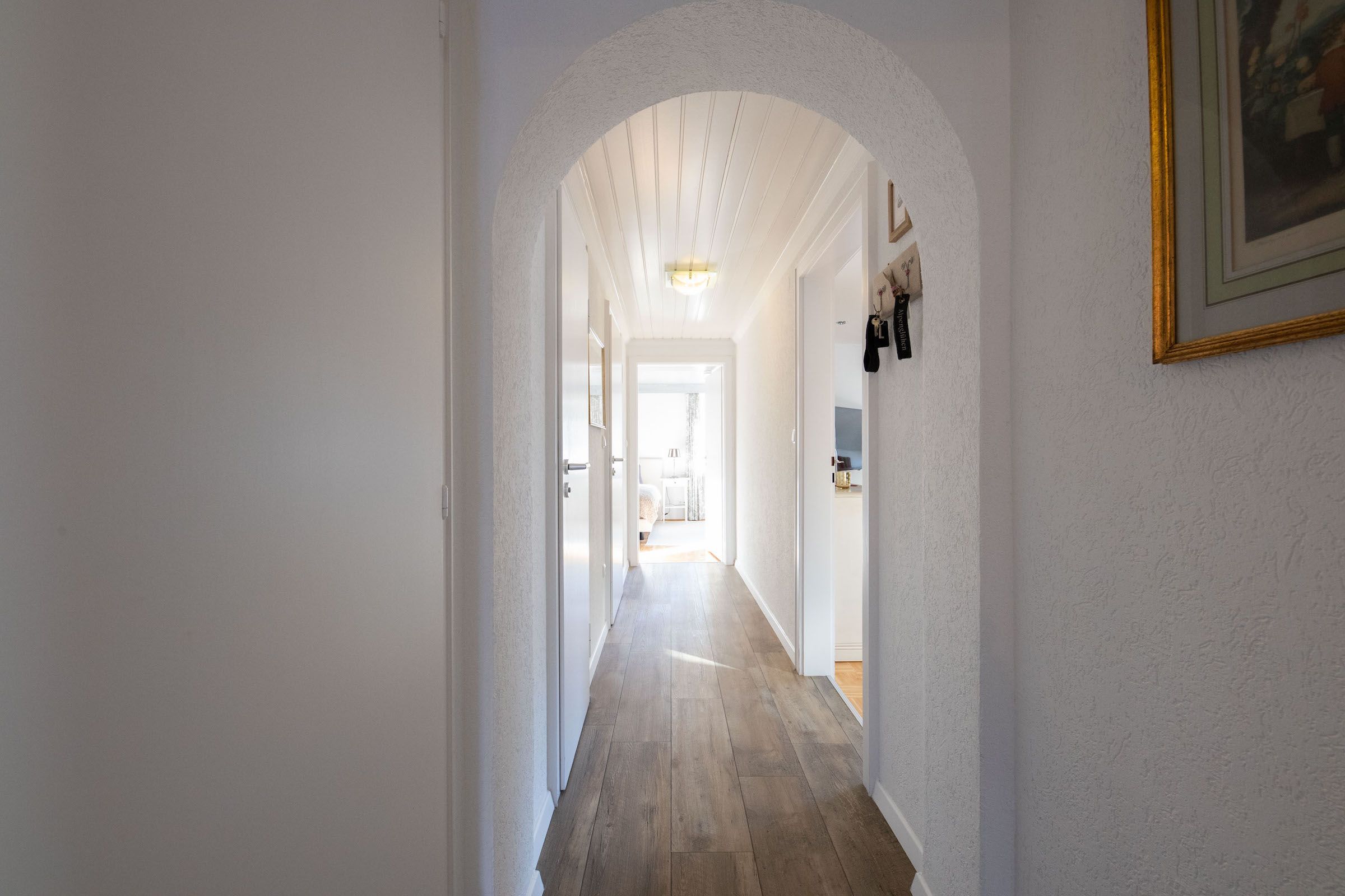 Flur mit gebogenem Durchgang in Ferienwohnung in Garmisch-Partenkirchen