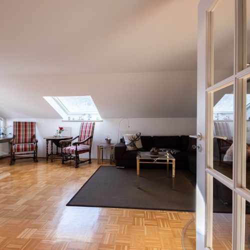 Blick durch die Tür in den Wohnbereich in Ferienwohnung in Garmisch-Partenkirchen