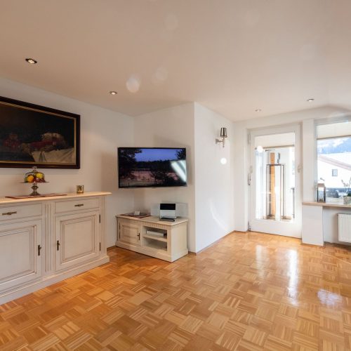 Blick vom Wohnbereich auf den Balkon in Ferienwohnung in Garmisch-Partenkirchen