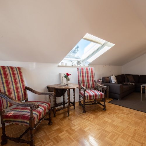 Stühle mit bunten Muster in Ferienwohnung in Garmisch-Partenkirchen