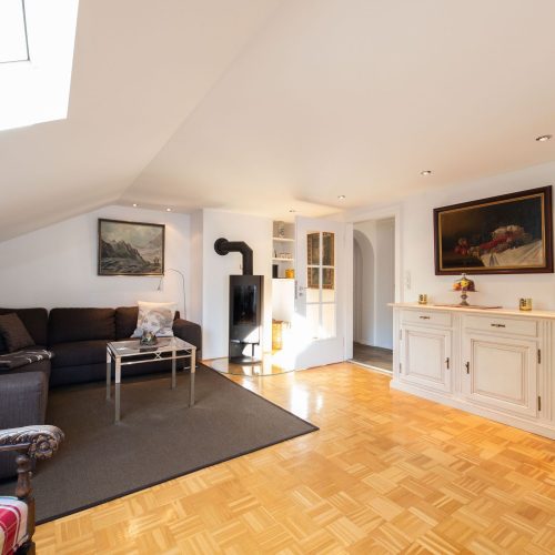 Sofaecke mit kleinem Glastisch in Ferienwohnung in Garmisch-Partenkirchen