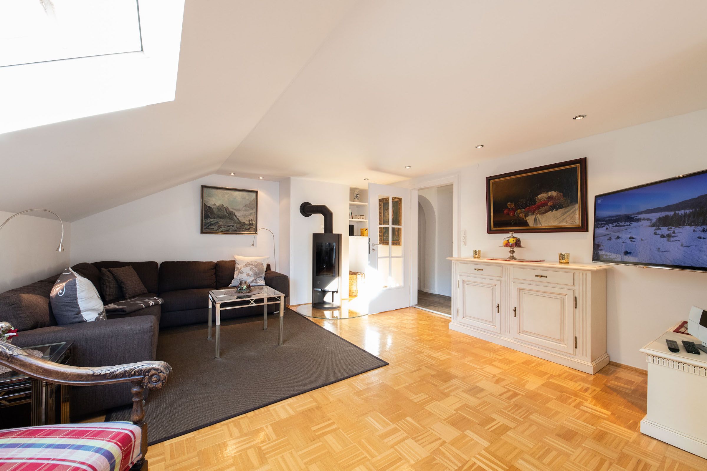 Sofaecke mit kleinem Glastisch in Ferienwohnung in Garmisch-Partenkirchen