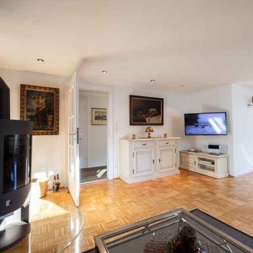 Wohnbereich mit Kamin in Ferienwohnung in Garmisch-Partenkirchen