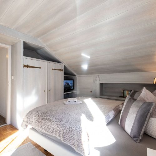 Blick vom Schlafzimmer in den Flur in Ferienwohnung in Garmisch-Partenkirchen