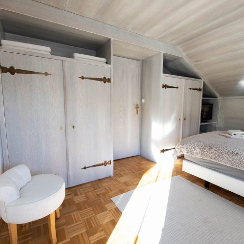 Schlafzimmer mit Doppelbett und Wolldecke in Ferienwohnung in Garmisch-Partenkirchen