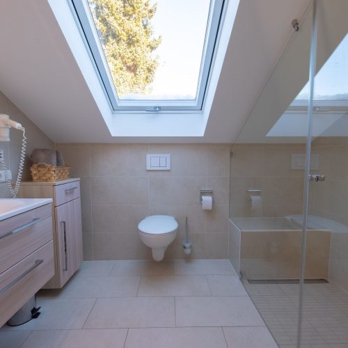 Nett eingerichtetes Badezimmer in Ferienwohnung in Garmisch-Partenkirchen