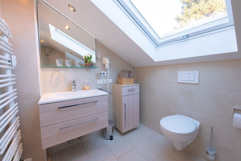 Badezimmer mit Dachschräge und Fenster in Ferienwohnung in Garmisch-Partenkirchen