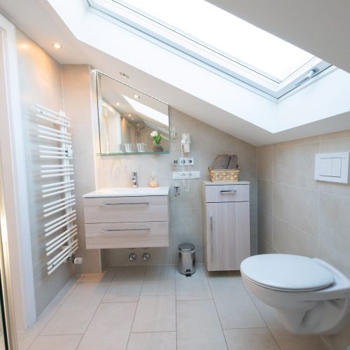 Badezimmer mit Handtuchheizung in Ferienwohnung in Garmisch-Partenkirchen