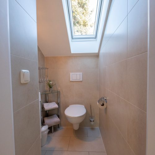 Toilette mit Handtuchschrank in Ferienwohnung in Garmisch-Partenkirchen