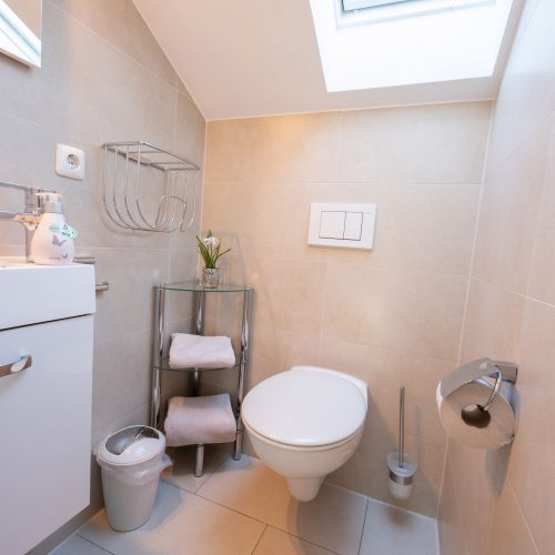 Modernes Bad mit warmen Fliesen in Ferienwohnung in Garmisch-Partenkirchen