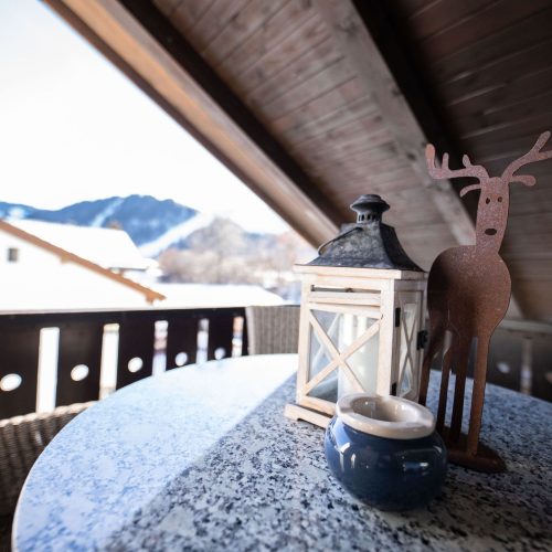 Balkon mit Tisch in Ferienwohnung in Garmisch-Partenkirchen
