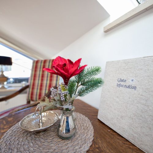 Tischdeko mit Gästeinformation in Ferienwohnung in Garmisch-Partenkirchen