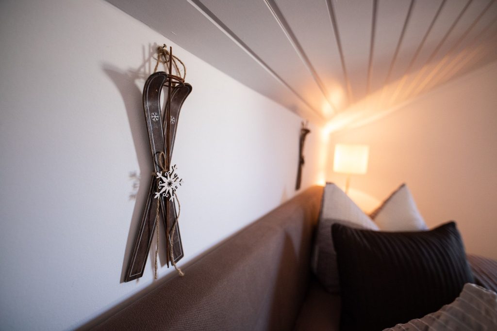 Skier an der Wand in Ferienwohnung in Garmisch-Partenkirchen