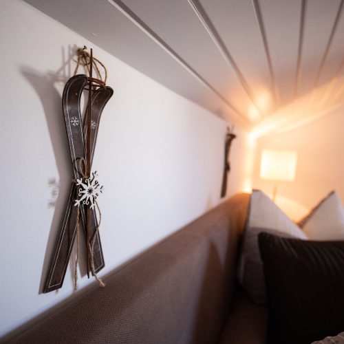 Skier an der Wand in Ferienwohnung in Garmisch-Partenkirchen