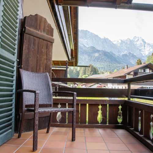 Balkon mit Stuhl in Ferienwohnung in Garmisch-Partenkirchen