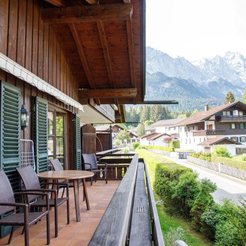 Balkon mit Tisch in Ferienwohnung in Garmisch-Partenkirchen