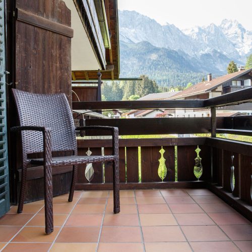 Balkon mit Stuhl in Ferienwohnung in Garmisch-Partenkirchen