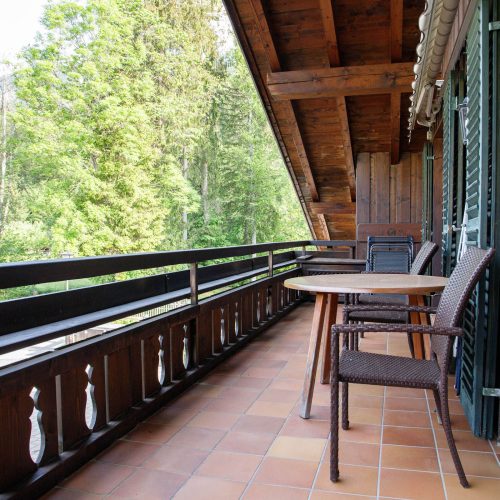 Balkon mit Stühlen in Ferienwohnung in Garmisch-Partenkirchen
