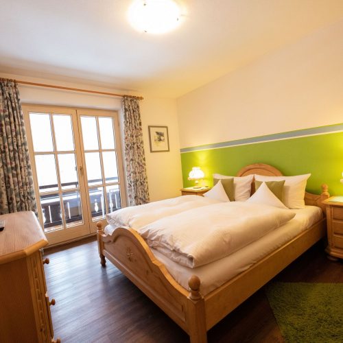 Doppelbett mit Fernseher in Ferienwohnung in Garmisch-Partenkirchen