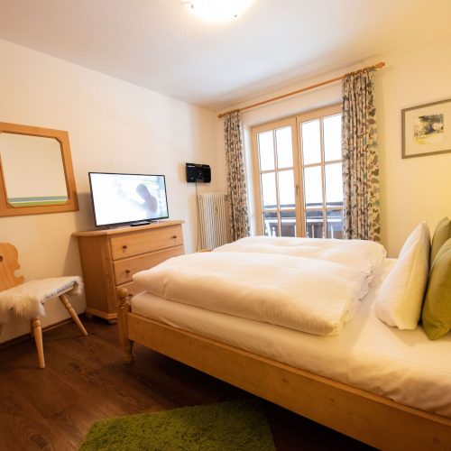 Doppelbett mit Fernseher in Ferienwohnung in Garmisch-Partenkirchen