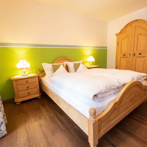 Doppelbett mit Schrank in Ferienwohnung in Garmisch-Partenkirchen