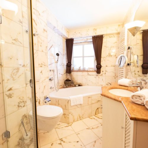 Badezimmer mit Badewanne in Ferienwohnung in Garmisch-Partenkirchen