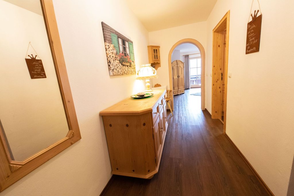 Flur mit Spiegel in Ferienwohnung in Garmisch-Partenkirchen