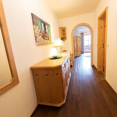 Flur mit Spiegel in Ferienwohnung in Garmisch-Partenkirchen