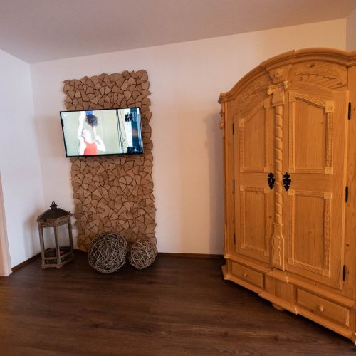 Schrank und Fernseher in Ferienwohnung in Garmisch-Partenkirchen