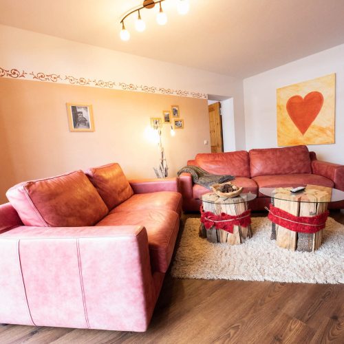 Sofa mit Tisch in Ferienwohnung in Garmisch-Partenkirchen