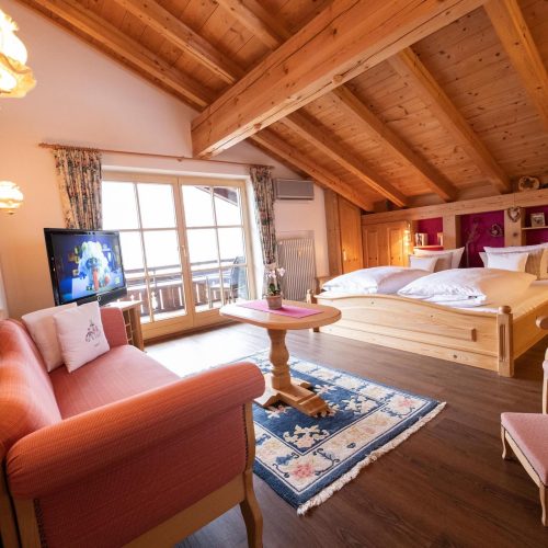 Doppelbett mit Fernseher in Ferienwohnung in Garmisch-Partenkirchen