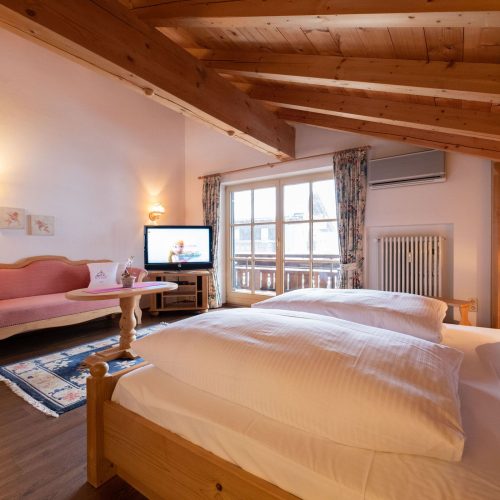 Doppelbett mit Sofa in Ferienwohnung in Garmisch-Partenkirchen