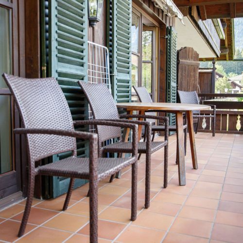 Stühle auf dem Balkon in Ferienwohnung in Garmisch-Partenkirchen