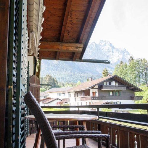 Balkon mit Stühlen in Ferienwohnung in Garmisch-Partenkirchen