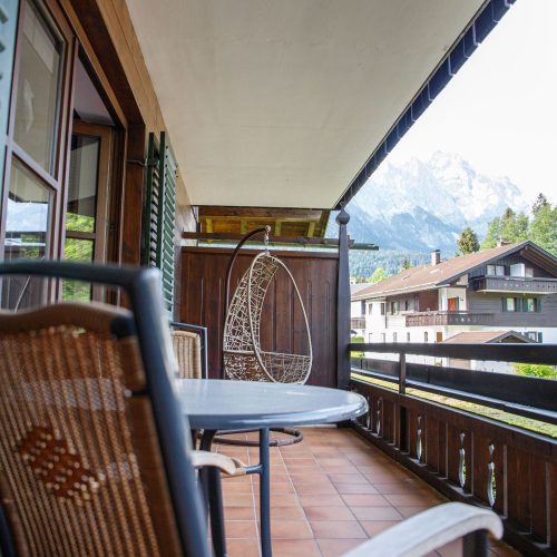 Balkon mit Stühlen in Ferienwohnung in Garmisch-Partenkirchen