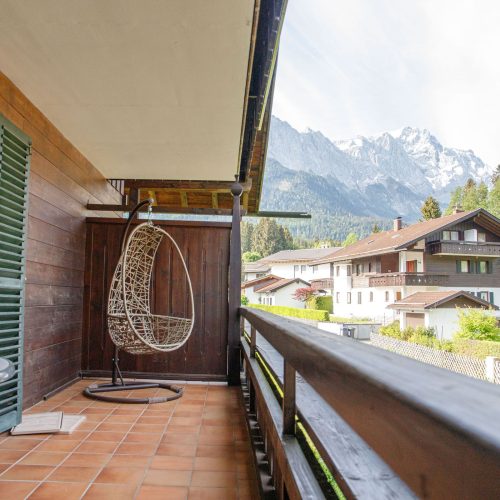 Balkon mit Stühlen in Ferienwohnung in Garmisch-Partenkirchen