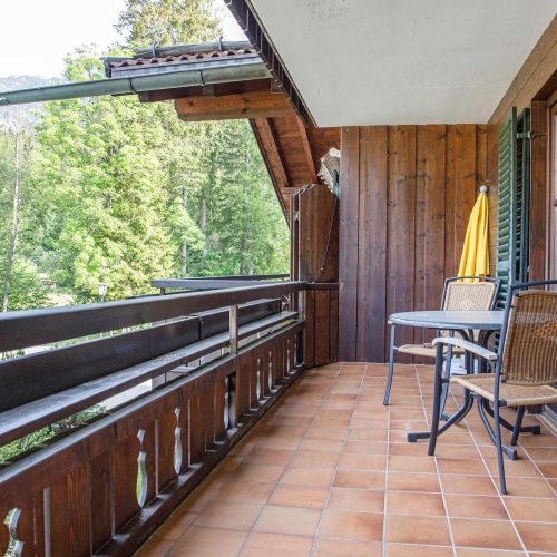 Balkon mit Stühlen in Ferienwohnung in Garmisch-Partenkirchen