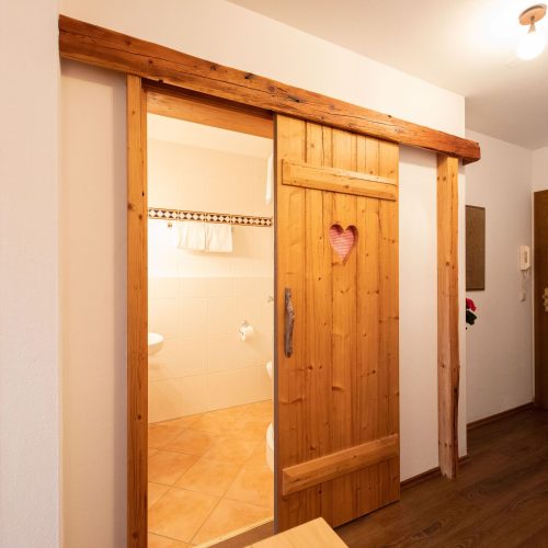 Schiebetür zum Badezimmer in Ferienwohnung in Garmisch-Partenkirchen