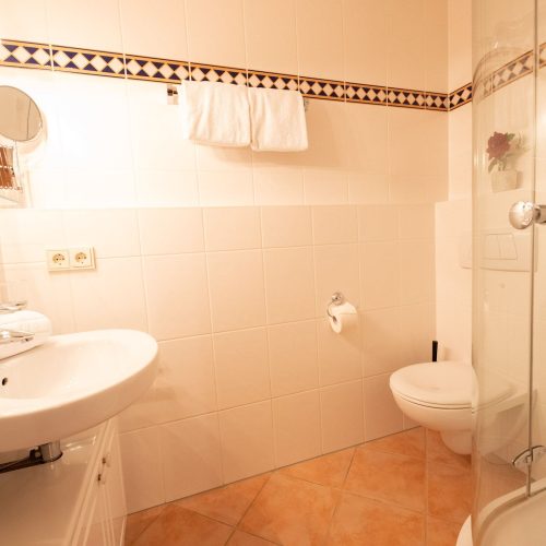 Badezimmer mit Waschbecken in Ferienwohnung in Garmisch-Partenkirchen