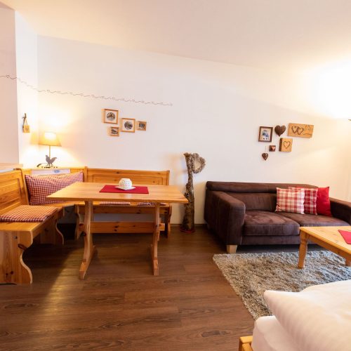 Essbereich mit Sofa in Ferienwohnung in Garmisch-Partenkirchen