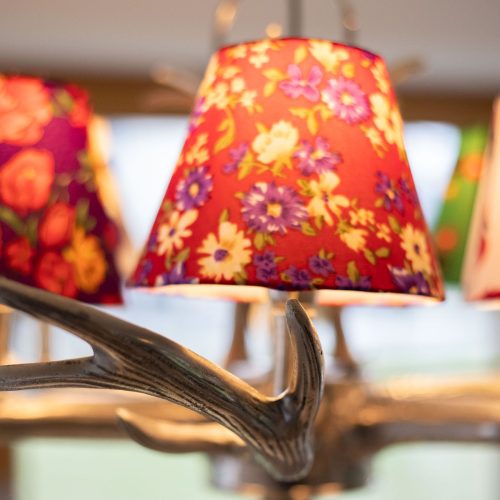 Lampe mit Blumen in Ferienwohnung in Garmisch-Partenkirchen