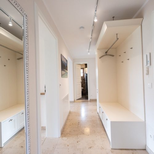 Flur mit Geradrobe in Ferienwohnung in Garmisch-Partenkirchen