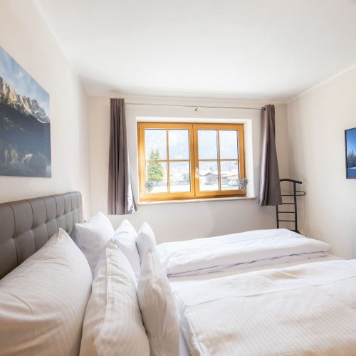 Doppelbett mit Fernseher in Ferienwohnung in Garmisch-Partenkirchen